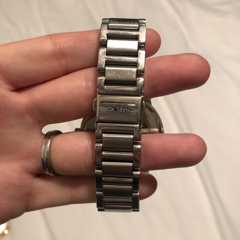 Michael Kors Kinley Silver watch - Picture 2 of 2